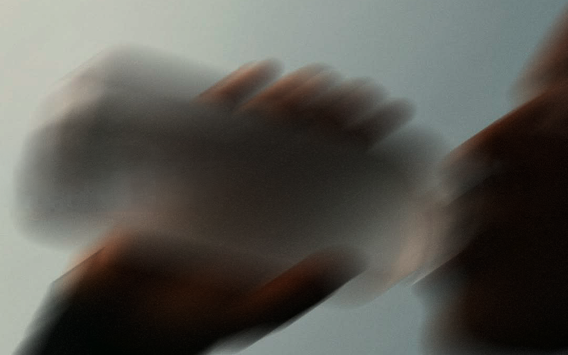 Registro em movimento de mãos segurando um copo de água